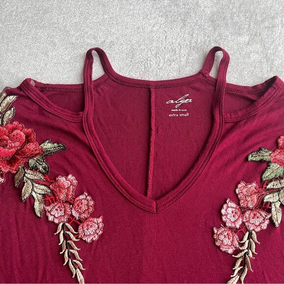 Francesca’s Floral Appliqué Cutout Top - Picture 3 of 6